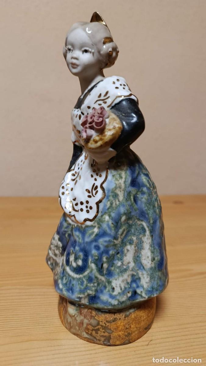 Antig&uuml;edades: Figura cer&aacute;mica valenciana con rosas 19 cm