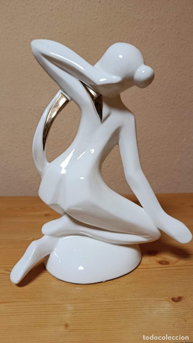 Antig&uuml;edades: Figura cer&aacute;mica desnudo femenino arrodillado blanco y oro 27 cm