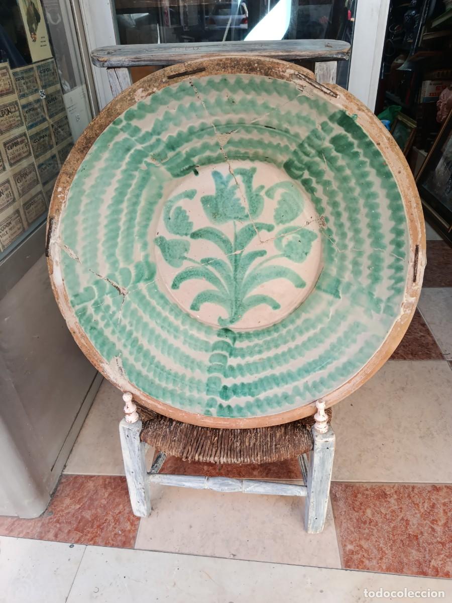 Antig&uuml;edades: Lebrillo de Fajalauza con soporte, principios siglo XX.