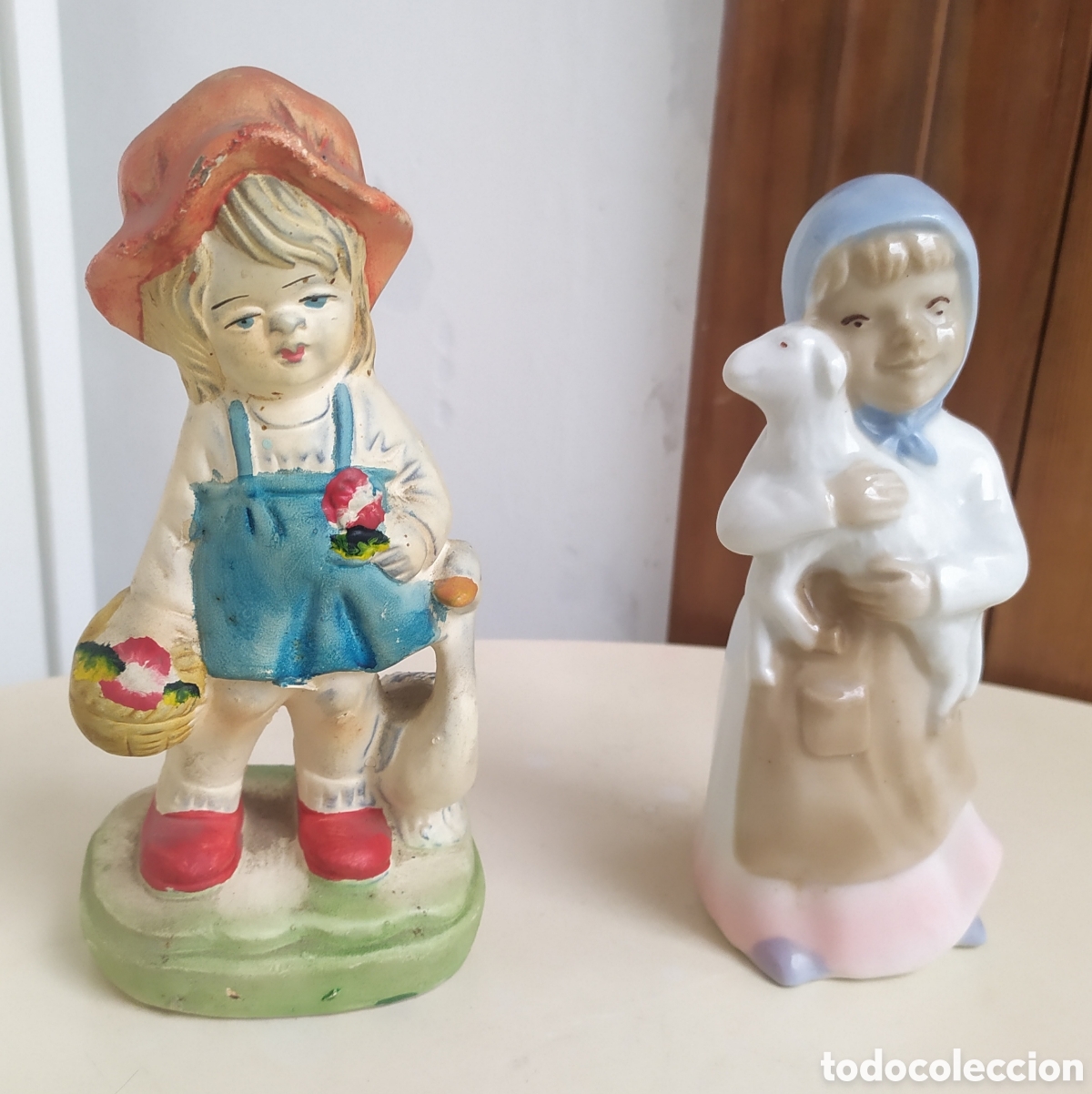 Antig&uuml;edades: Lote de 2 figuritas de porcelana, miden 12 y 13 cm.