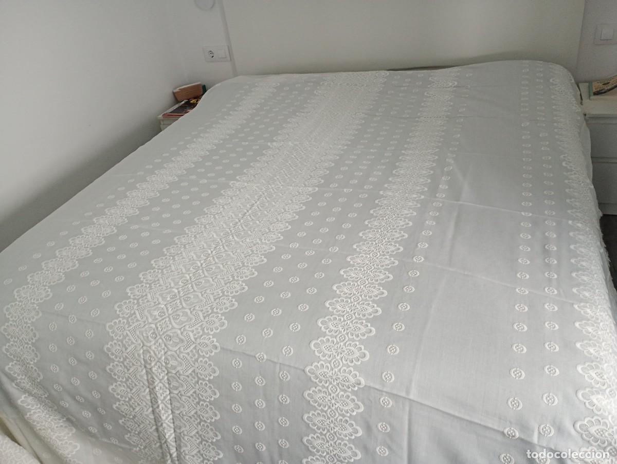 Antig&uuml;edades: Colcha vintage de ajuar tradicional a&ntilde;os 60/70 con calados y macrame con flecos 220x250 cm