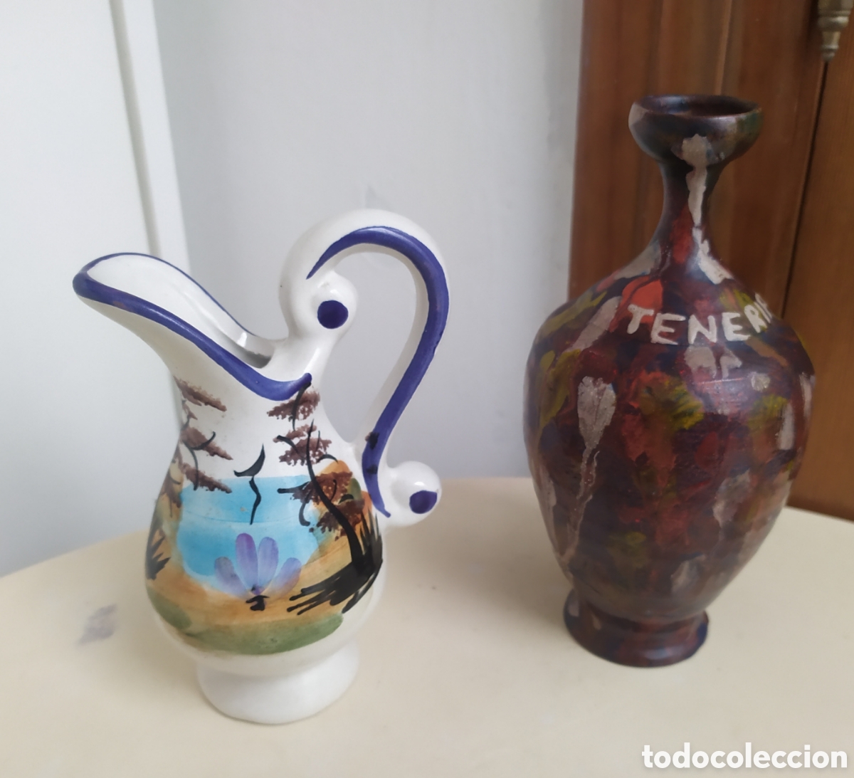 Antig&uuml;edades: Lote de 2 jarroncitos de cer&aacute;mica, miden 13 y 15 cm de altura