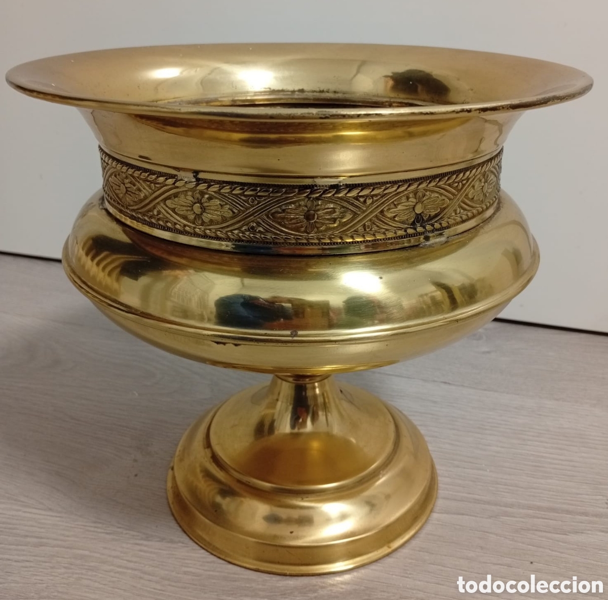 Antig&uuml;edades: Vasija decorativa de lat&oacute;n dorado