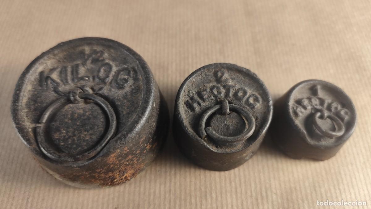 Antig&uuml;edades: Lote de 3 pesas antiguas de hierro fundido, 1/2 kilo y 200 g y 100 g