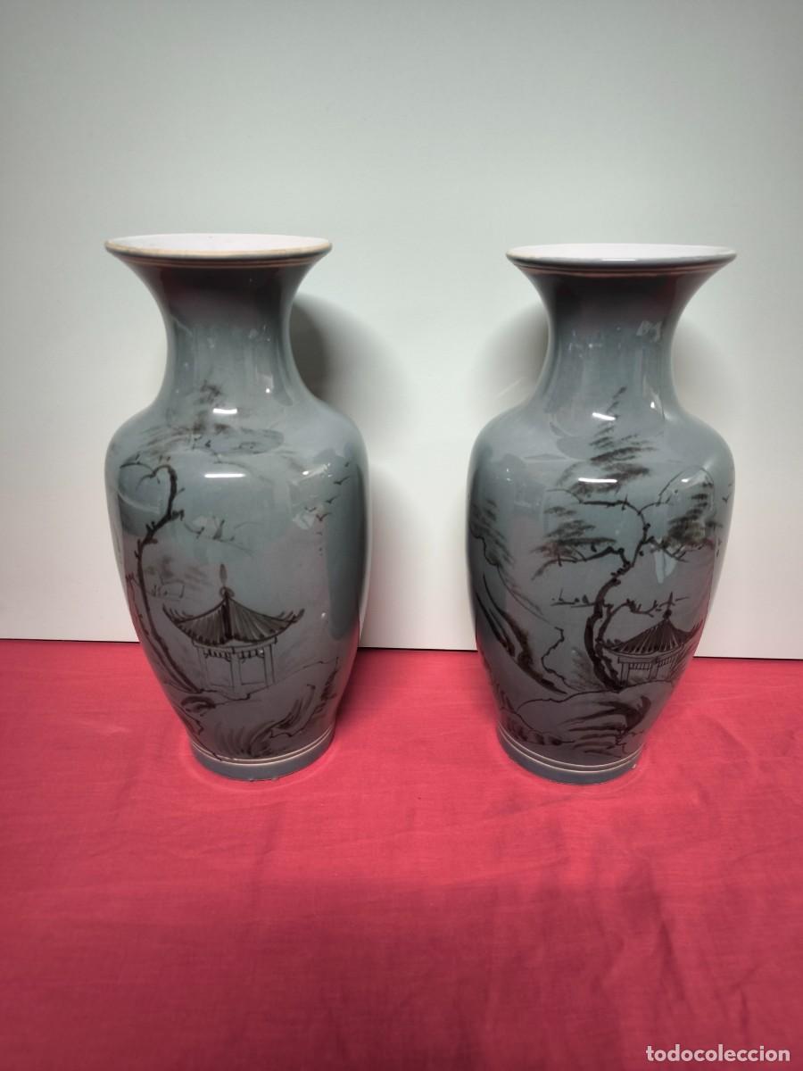Antig&uuml;edades: PAREJA DE JARRONES ASIATICOS EN PORCELANA