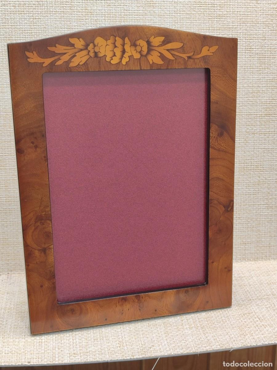 Antiguidades: Marco portarretratos madera de brezo y caoba con incrustaci&oacute;n floral 13 x 18