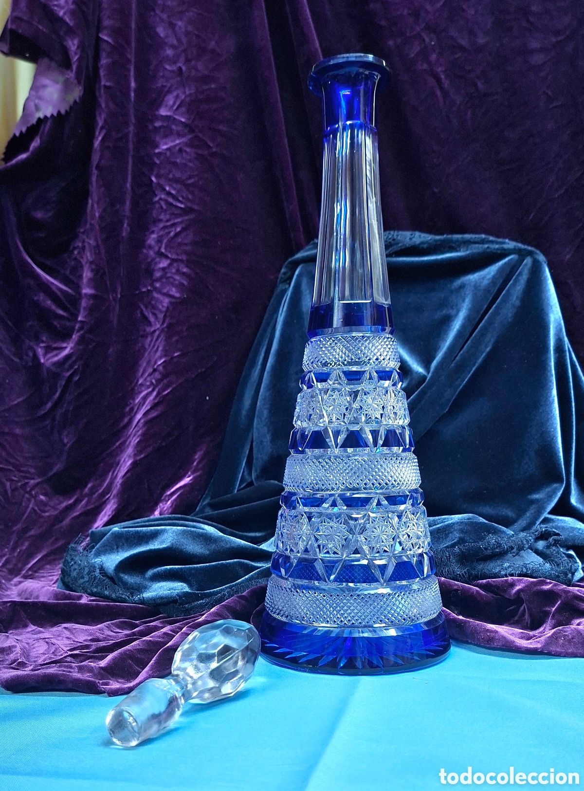 Antig&uuml;edades: Botella cristal tallado azul cobalto con tap&oacute;n &ndash; 41 cm