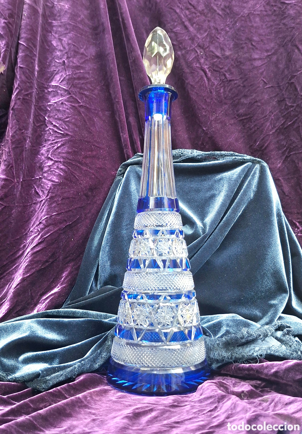 Antig&uuml;edades: Botella cristal tallado azul cobalto con tap&oacute;n &ndash; 41 cm
