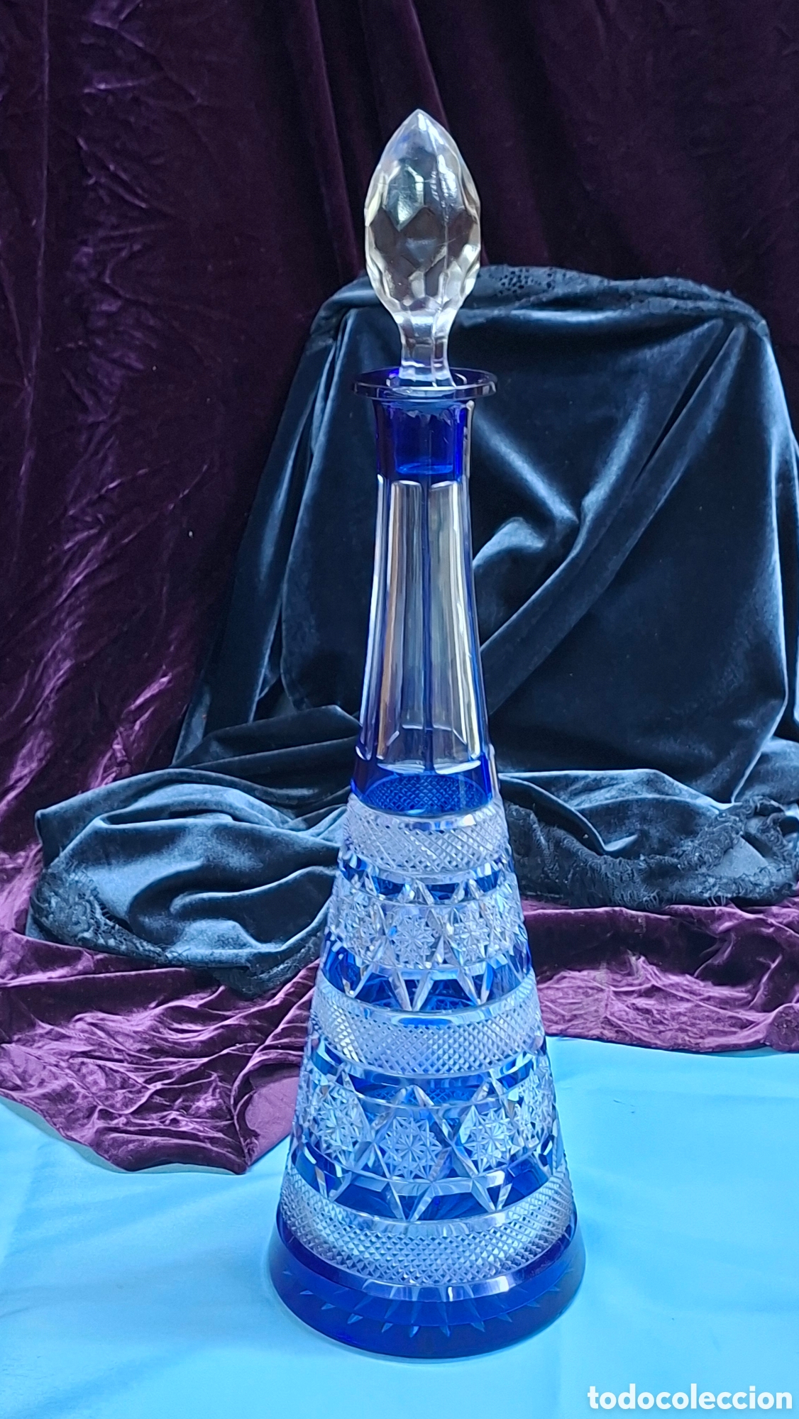 Antig&uuml;edades: Botella cristal tallado azul cobalto con tap&oacute;n &ndash; 41 cm