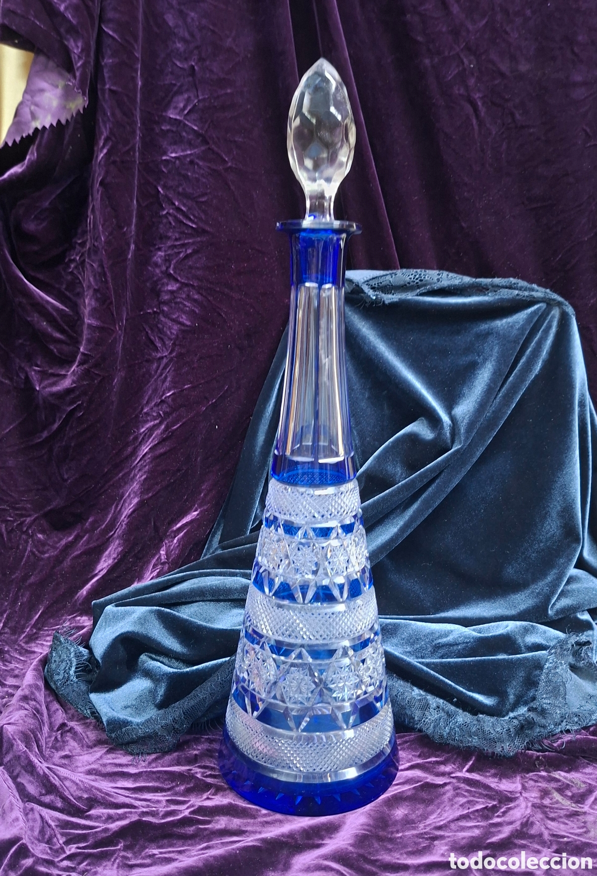 Antig&uuml;edades: Botella cristal tallado azul cobalto con tap&oacute;n &ndash; 41 cm