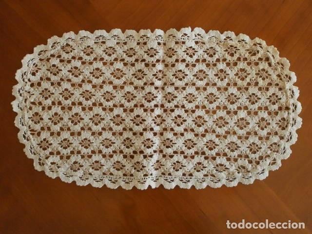 Antig&uuml;edades: Tapete ovalado 38x21 cm - Ganchillo a mano. Blanco y Beig. Procedencia Soria