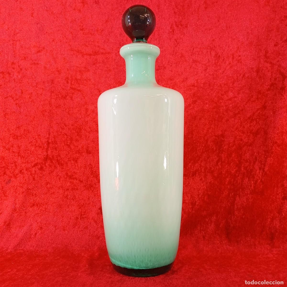Antiguidades: PRECIOSA BOTELLA DE VIDRIO EN OPALINA - VINTAGE - DEGRADADO EN BLANCO Y VERDE - 12 CM X 33 CM / 1614