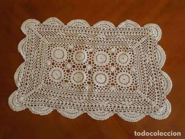 Antig&uuml;edades: Tapete rectangular 40x26 cm - Ganchillo a mano. Blanco. Procedencia Soria