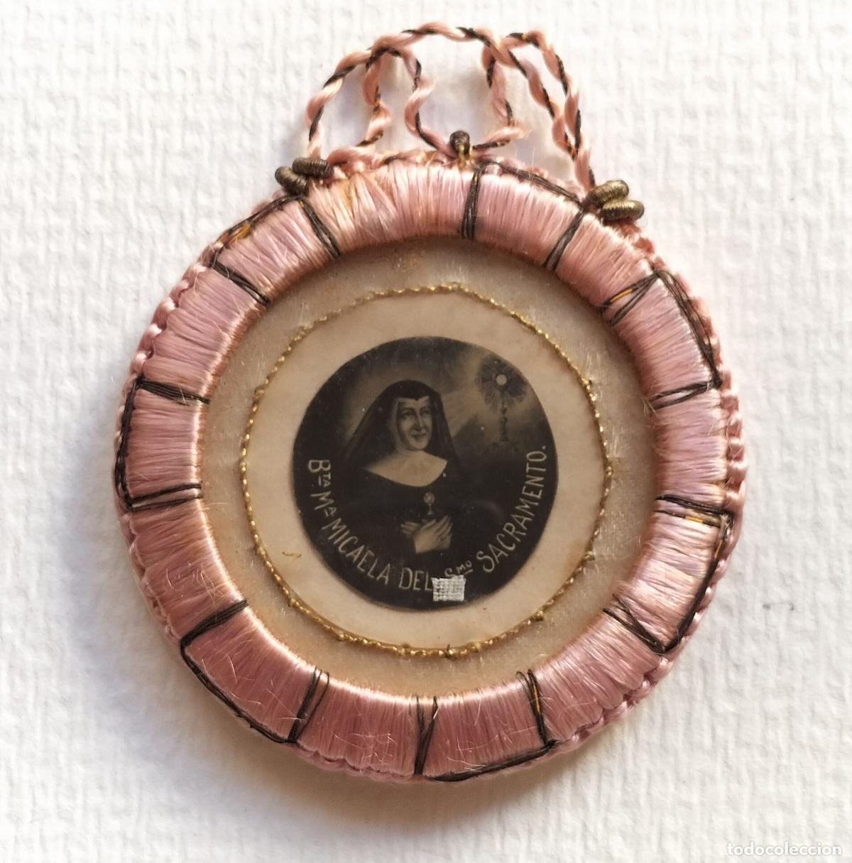 Antig&uuml;edades: RELICARIO O MEDALLA DEVOCIONAL BORDADO A MANO BEATA M&ordf; MIKAELA DEL SANT&Iacute;SIMO SACRAMENTO 1909-1934.