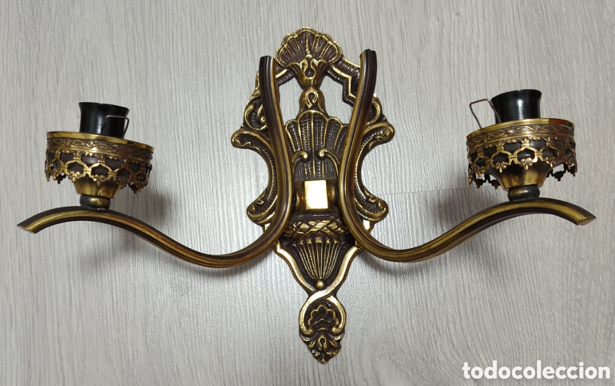 Antig&uuml;edades: Aplique de pared doble de bronce dorado