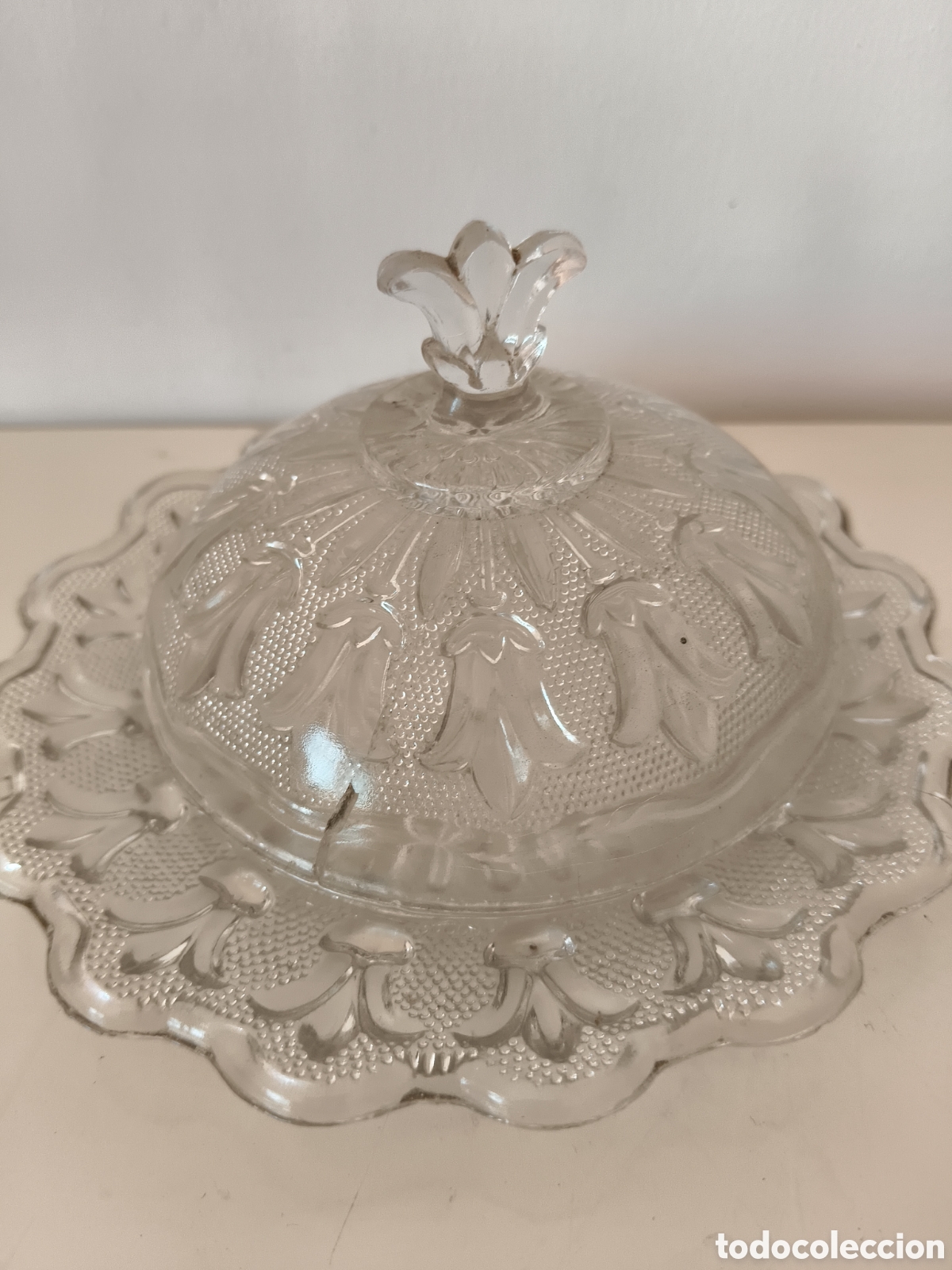 Antig&uuml;edades: Antigua mantequillera dise&ntilde;o flor de lis en cristal Santa Luc&iacute;a Cartagena