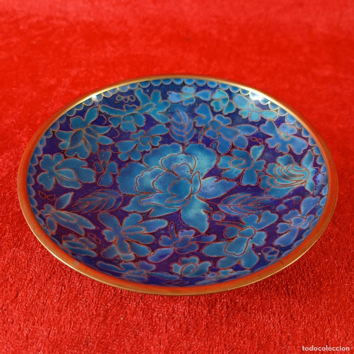 Antig&uuml;edades: PLATITO ESMALTADO DE ESTILO CHINO - AZUL COBALTO Y DISE&Ntilde;O FLORAL - ACABADOS METALICOS - 10,5 CM