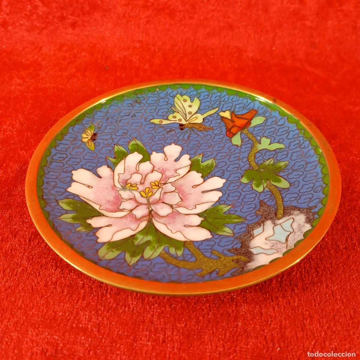 Antig&uuml;edades: PLATITO ESMALTADO DE ESTILO CHINO - AZUL CLARO Y DISE&Ntilde;O FLORAL - ACABADOS METALICOS - 10,7 CM