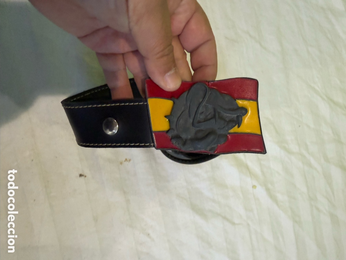Antig&uuml;edades: CINTUR&Oacute;N VINTAGE DE CUERO NEGRO CON HEBILLA DECORATIVA BANDERA ESPA&Ntilde;OLA A&Ntilde;OS 70.