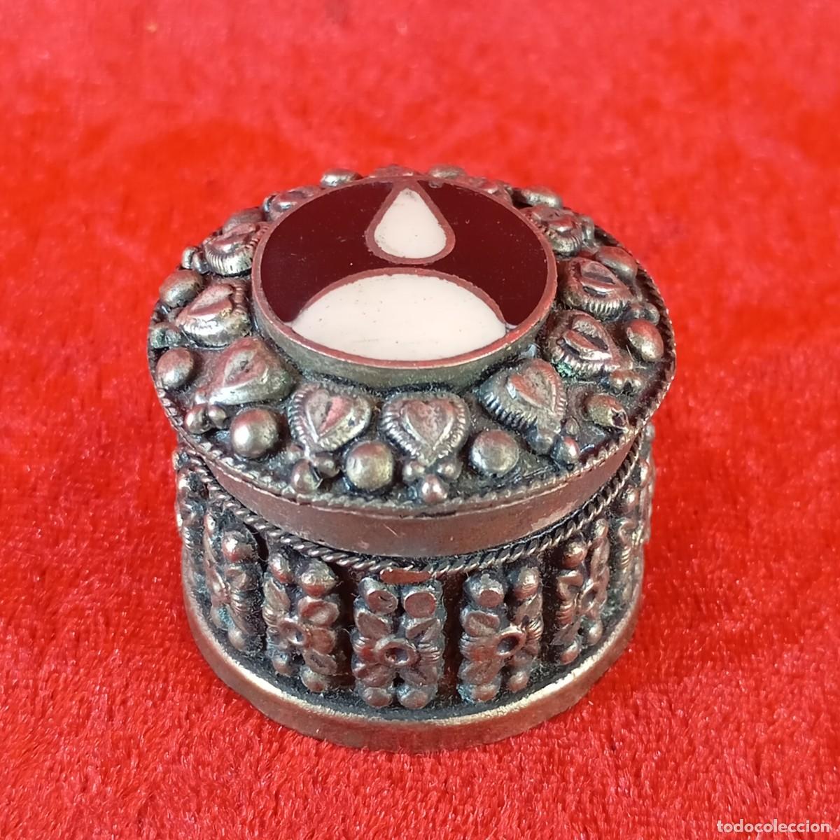 Antig&uuml;edades: PEQUE&Ntilde;O PASTILLERO ORNAMENTADO EN METAL Y FILIGRANA - ELABORADO EN LA INDIA - VINTAGE - 4 CM