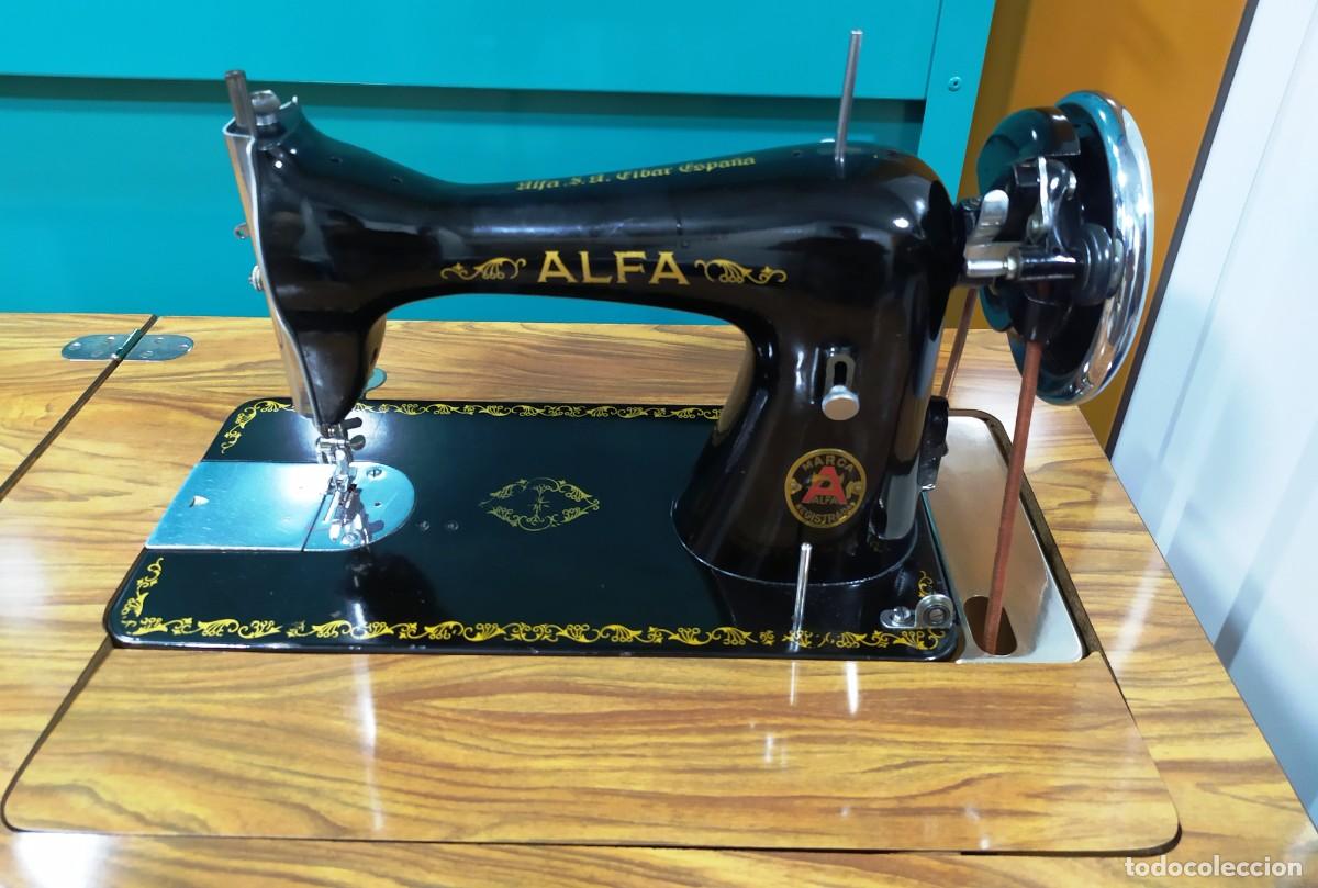 Antig&uuml;edades: Antigua M&aacute;quina de Coser &rdquo;ALFA&rdquo; con Mueble Integrado