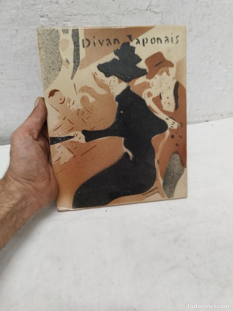 Antig&uuml;edades: Azulejo decorativo cer&aacute;mico &rdquo;Divan Japonais&rdquo; de Toulouse-Lautrec.