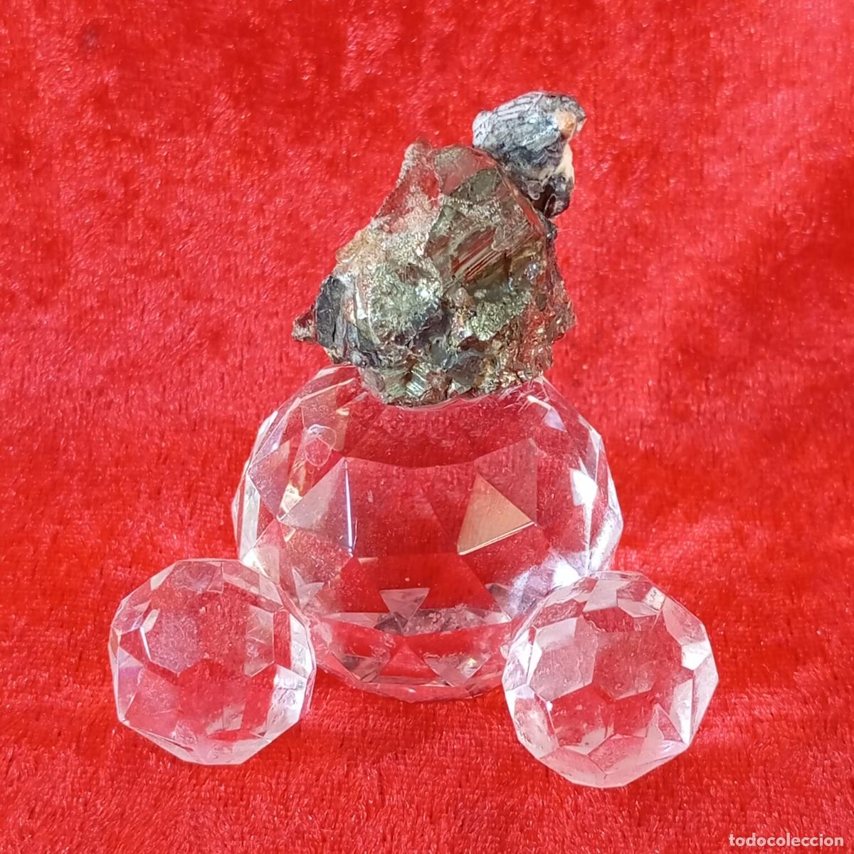 Antig&uuml;edades: FIGURA DECORATIVA DE CRISTAL CON MINERAL PIRITA - PAJARO EN CERAMICA - CRISTAL FACETADO - 6,3 CM