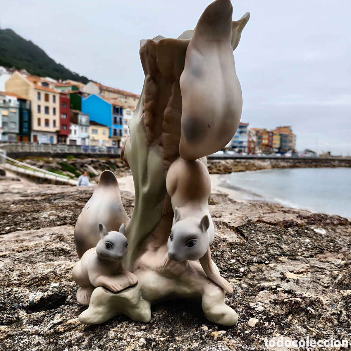 Antiquit&eacute;s: Antiguo Jarr&oacute;n Florero de Porcelana Biscuit - Pareja de Ardillas en Tronco- Miquel Requena (Valencia