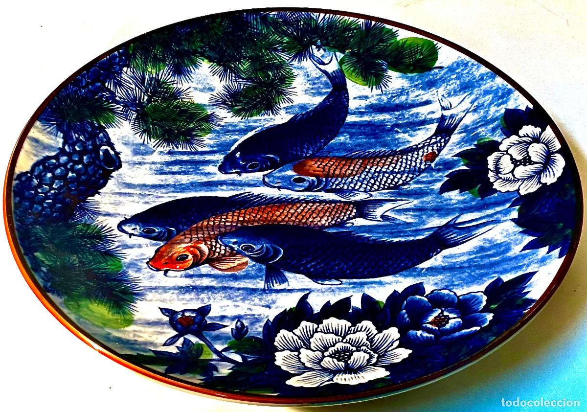 Antiques: Plato decorativo de porcelana japonesa adornado con una carpa koi