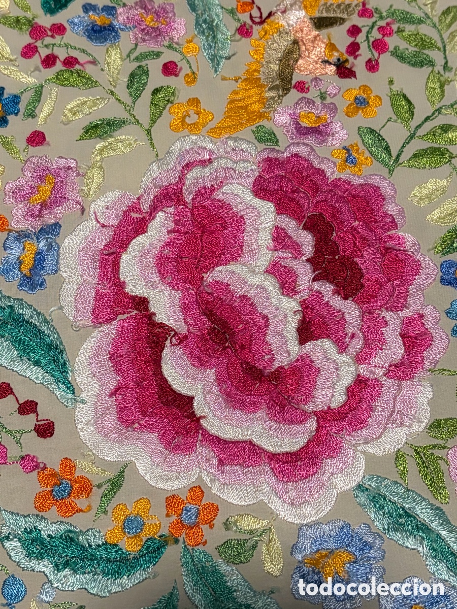 Antig&uuml;edades: MUY BUENO , MANTON MANILA SEDA BORDADO A MANO 140 X 140 MAS FLECOS.