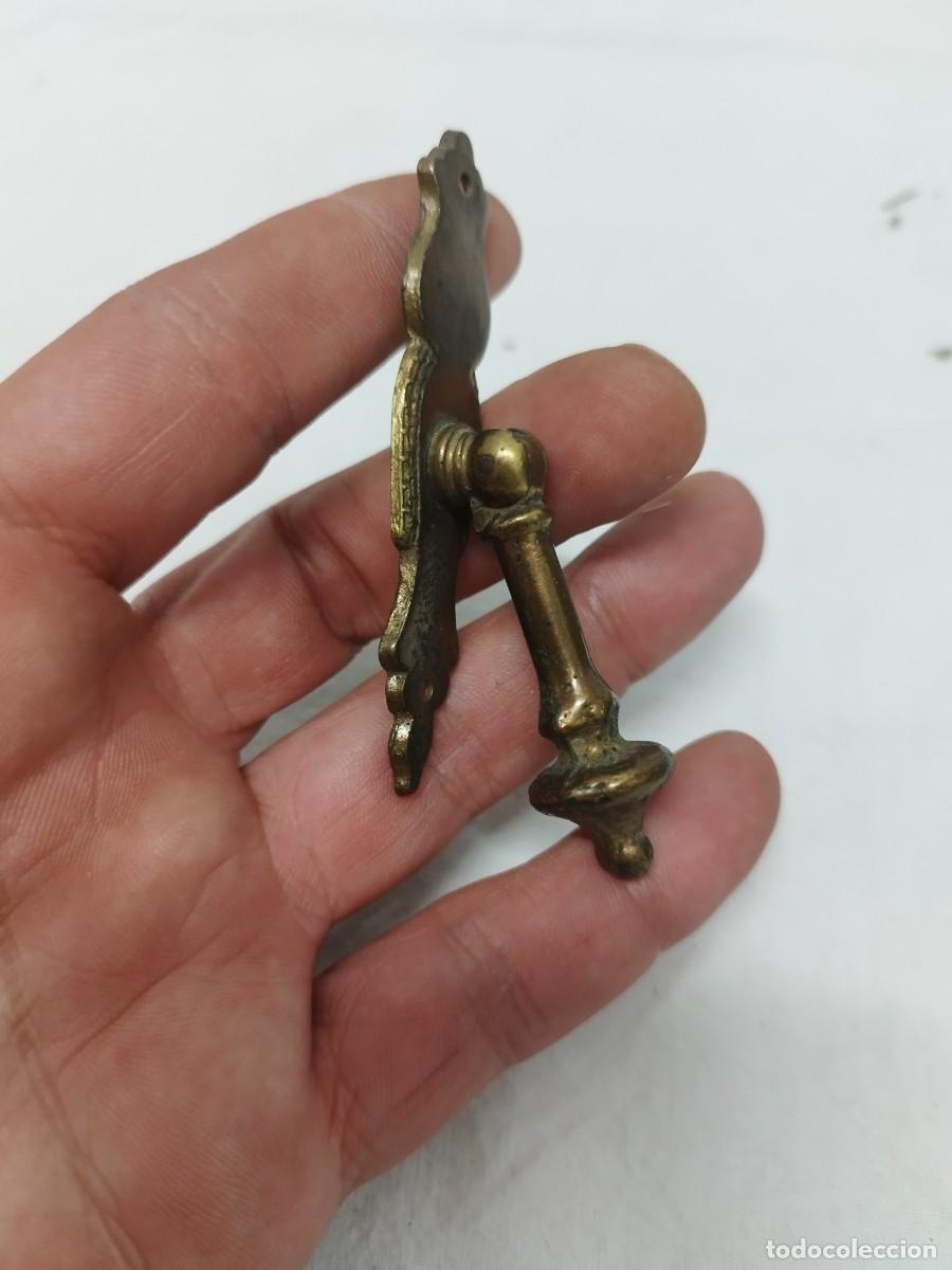 Antig&uuml;edades: Antiguo tirador de puerta de mueble en bronce o lat&oacute;n.