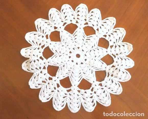 Antig&uuml;edades: Tapete Redondo 21 cm di&aacute;metro - Ganchillo a mano. Blanco. Procedencia Soria