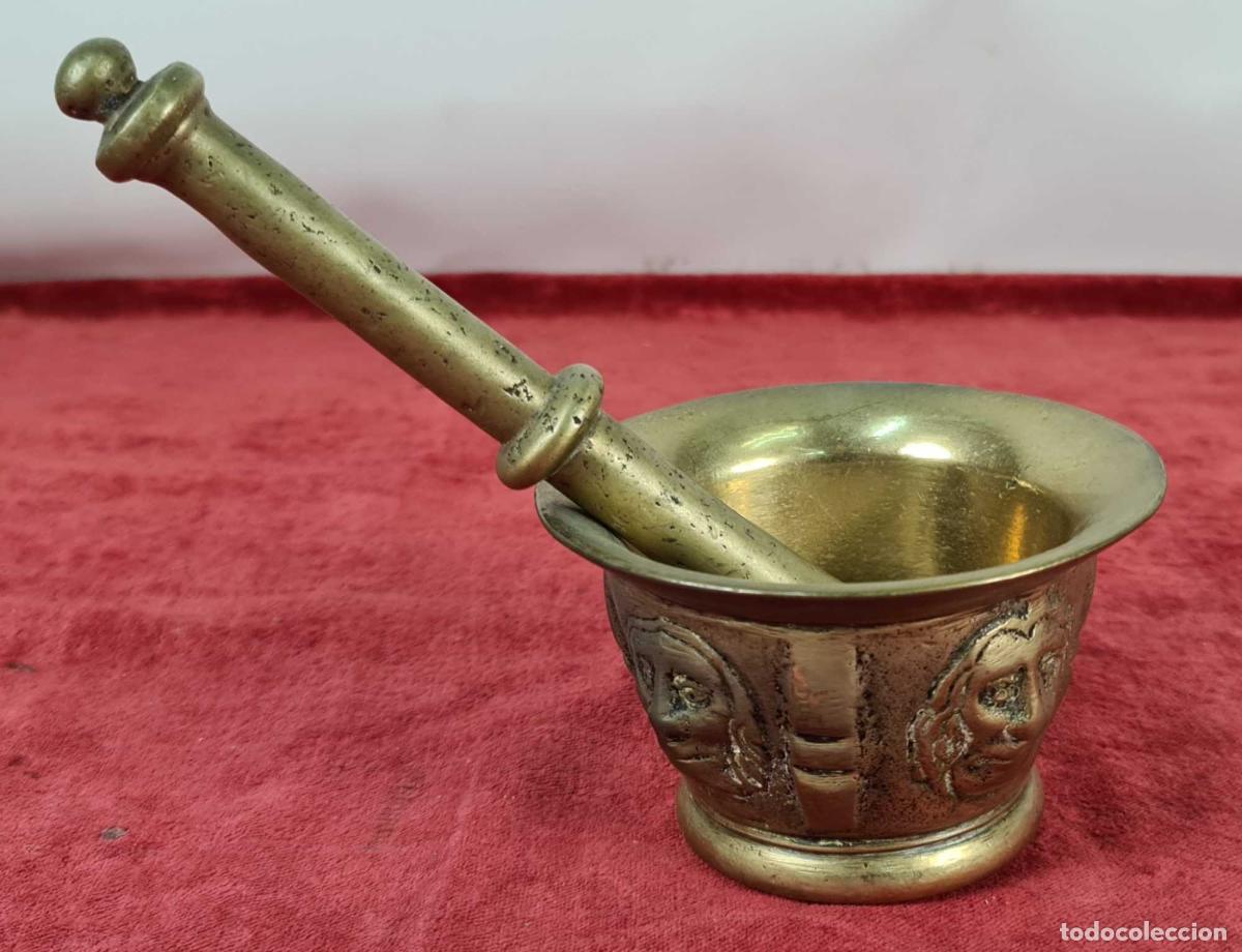 Antig&uuml;edades: MORTERO EN BRONCE. MANO DE BRONCE. DECORADO CON MASCARONES. SIGLO XVIII.