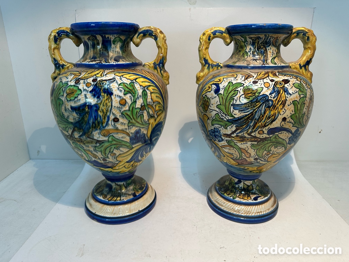 Antig&uuml;edades: BONITA PAREJA DE JARRONES DE MAYOLICA ITALIANA DE PRINCIPIOS SIGLO XX. 36 X 21 CM.