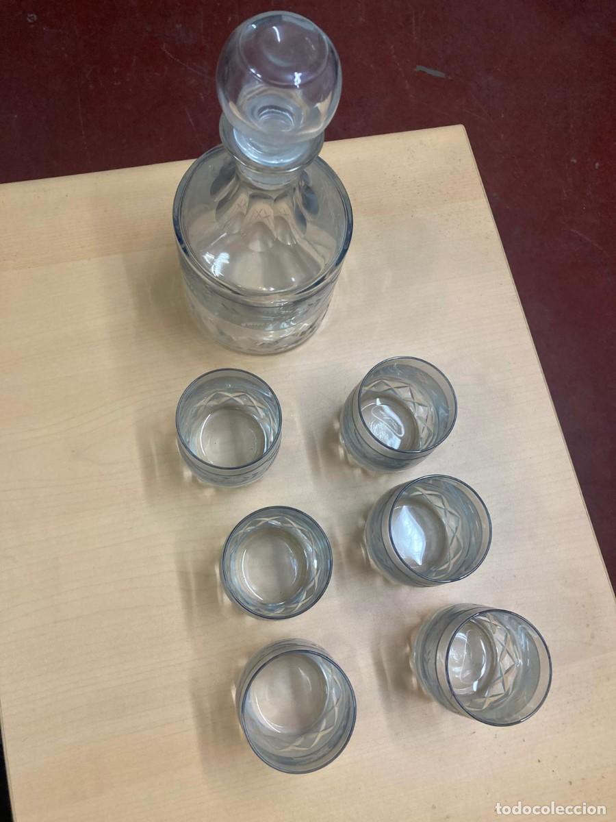 Antig&uuml;edades: Juego de Licor Vintage de Cristal Tallado Azulado - Botella/Licorera y 5 Vasos + 1 con Tara