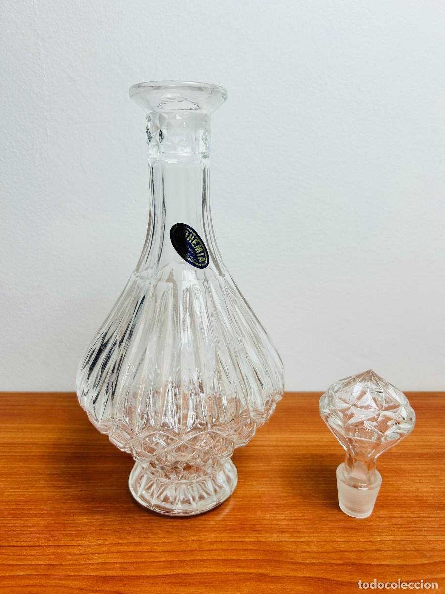 Antig&uuml;edades: Botella licorera o decantador de cristal tallado de Bohemia con tap&oacute;n facetado original