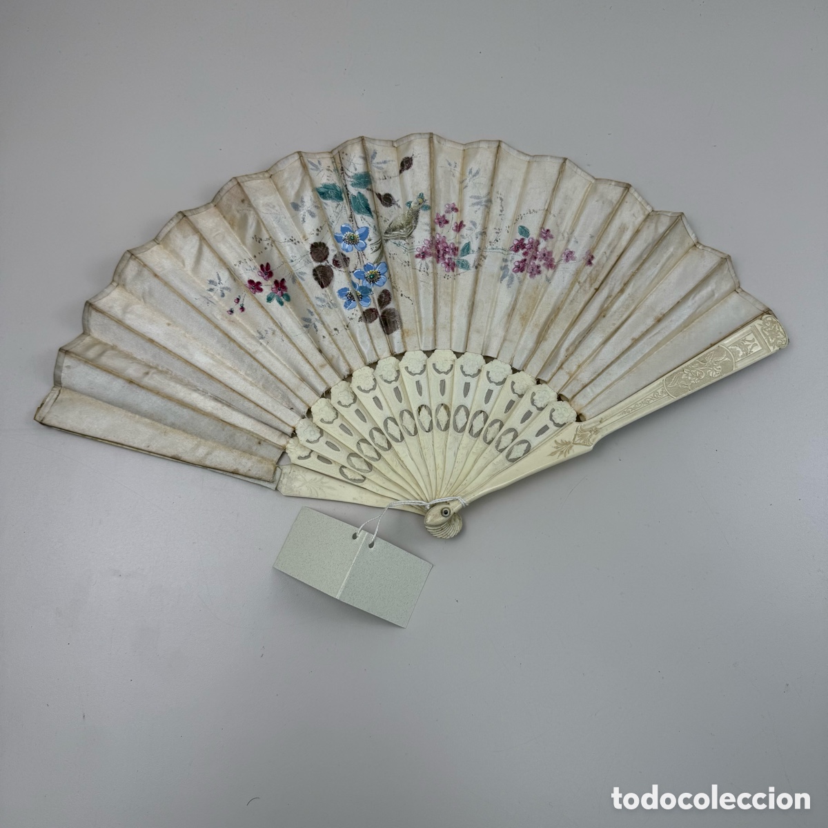 Antig&uuml;edades: Abanico seda pintada a mano y hueso tallado y calado.