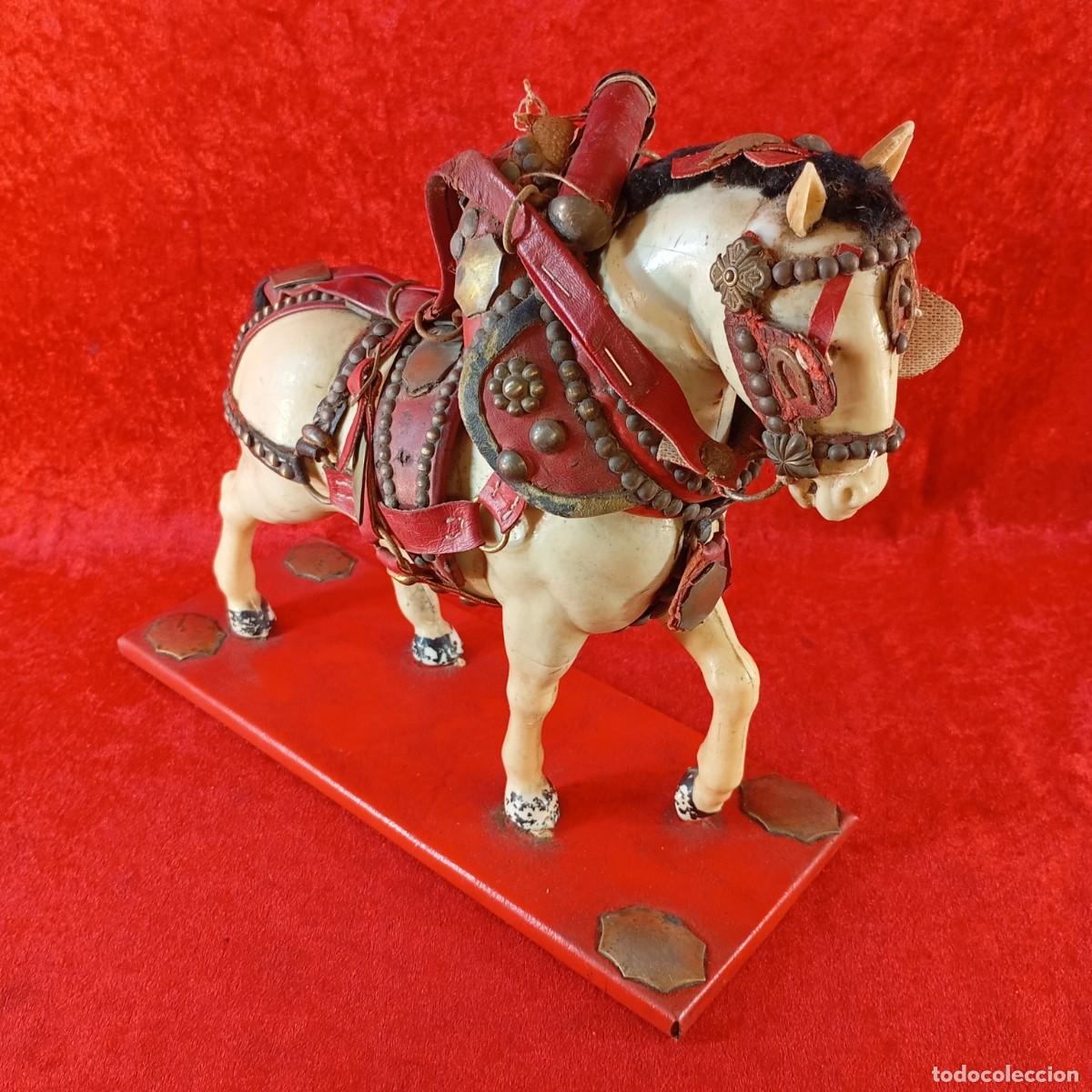 Antig&uuml;edades: ESCULTURA DECORATIVA DE CABALLO BLANCO - ARTESANAL CON ACABADOS EN CUERO HECHO A MANO - 11,6 X 31 CM