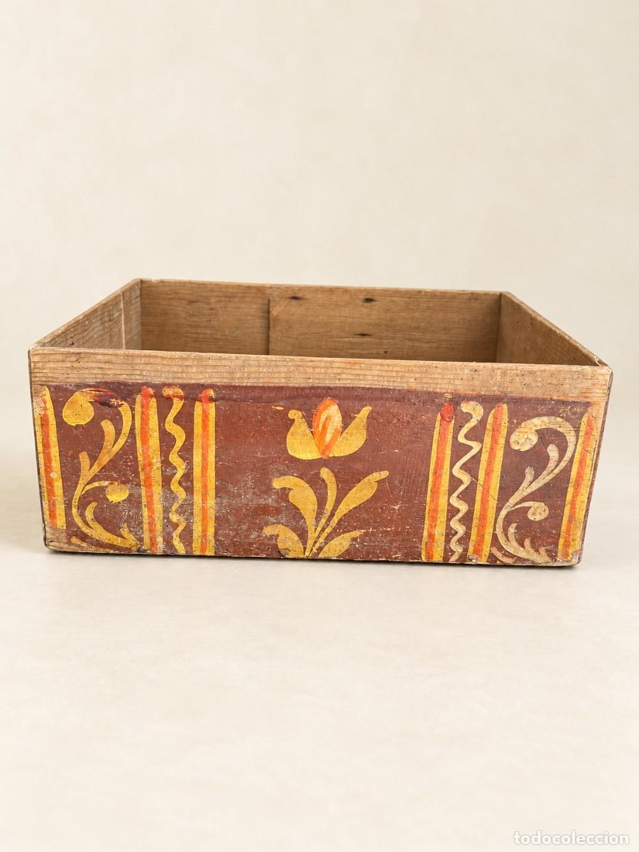 Antig&uuml;edades: CAJA DE MADERA DECORADA PARA FARMACIA
