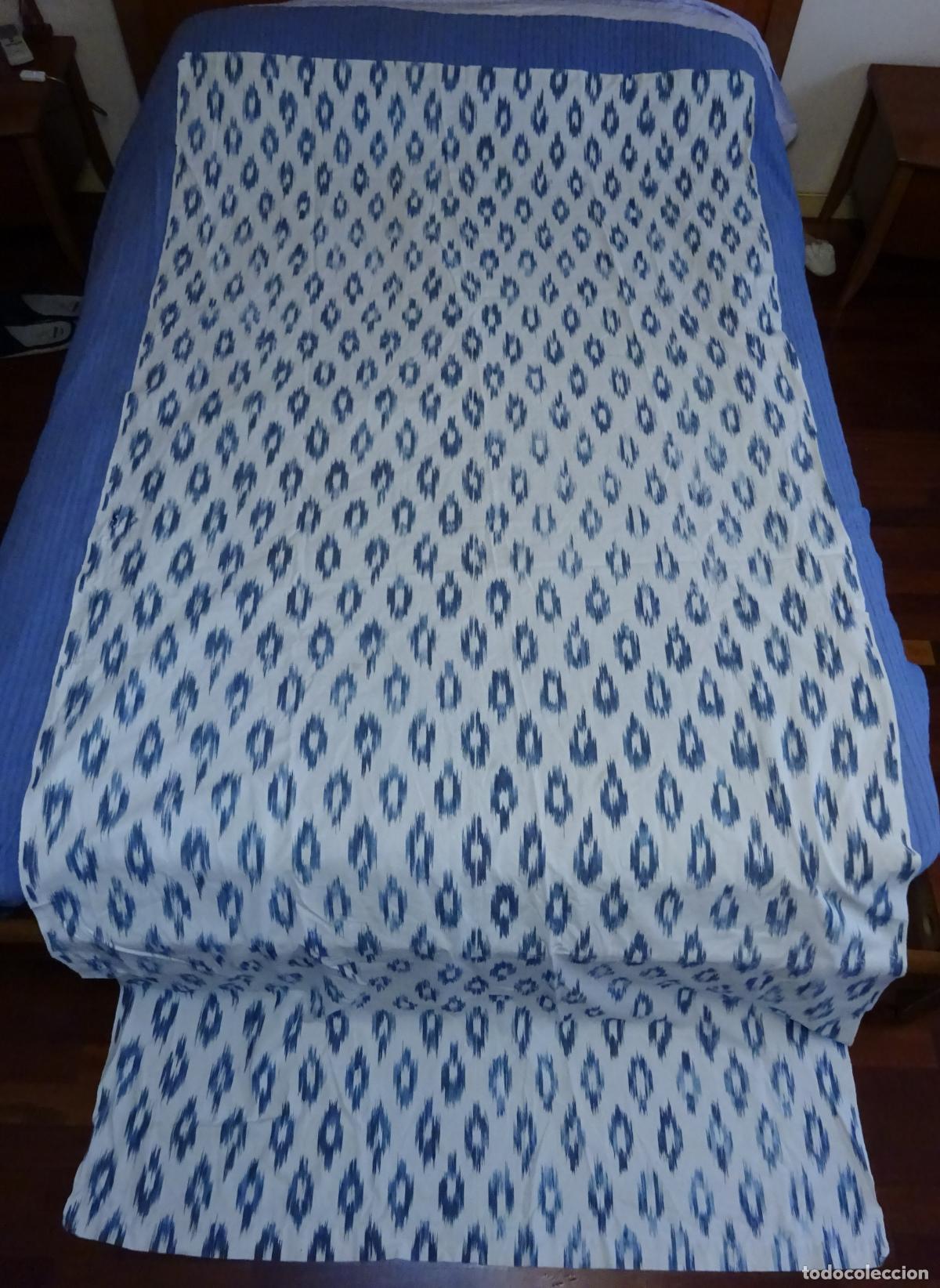 Antig&uuml;edades: TELA DE LLENG&Uuml;ES O IKAT MALLORQU&Iacute;N EN TONOS AZUL Y BLANCO. 130 X 273 CM