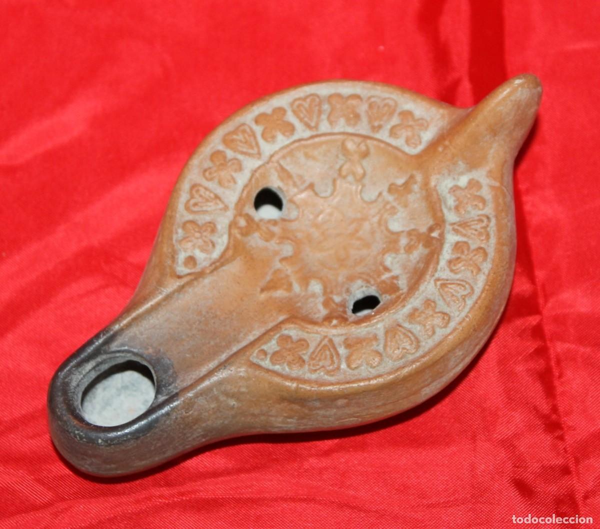 Antig&uuml;edades: Lucerna romana de terracota. Reproducci&oacute;n de l&aacute;mpara de aceite antigua.