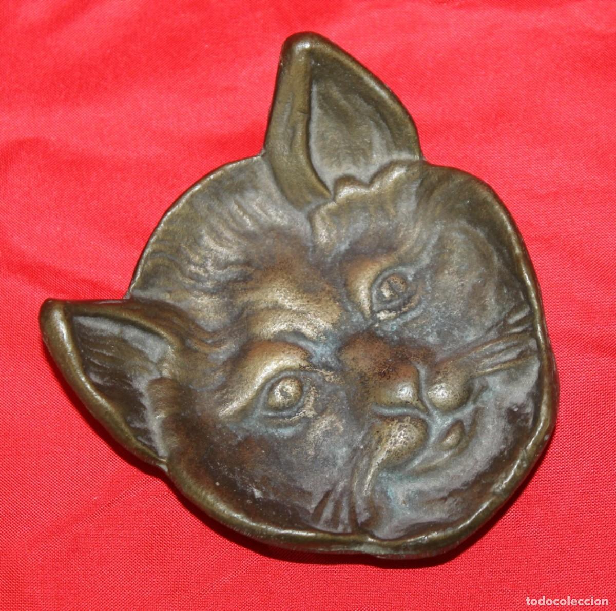 Antig&uuml;edades: Vaciabolsillos de bronce con forma de cabeza de gato. Bandeja decorativa antigua