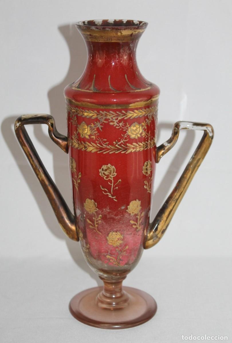 Antig&uuml;edades: Antiguo jarr&oacute;n de cristal rojo con decoraci&oacute;n floral dorada. &Aacute;nfora de dos asas