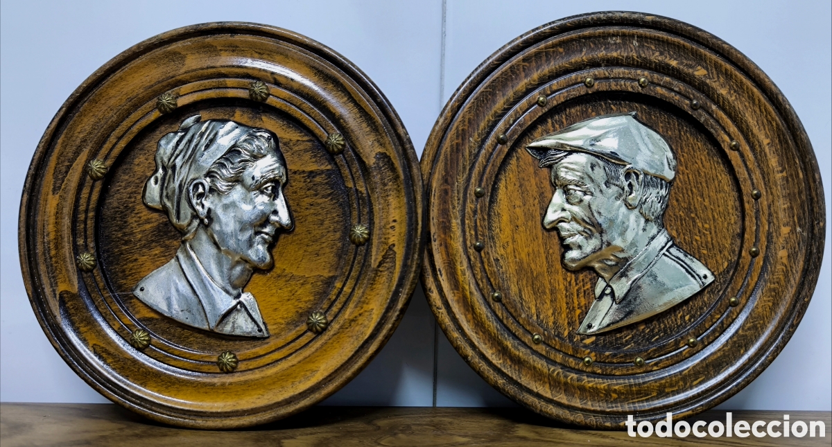 Antig&uuml;edades: DOS CUADROS VASCOS MADERA Y METAL PLATEADO
