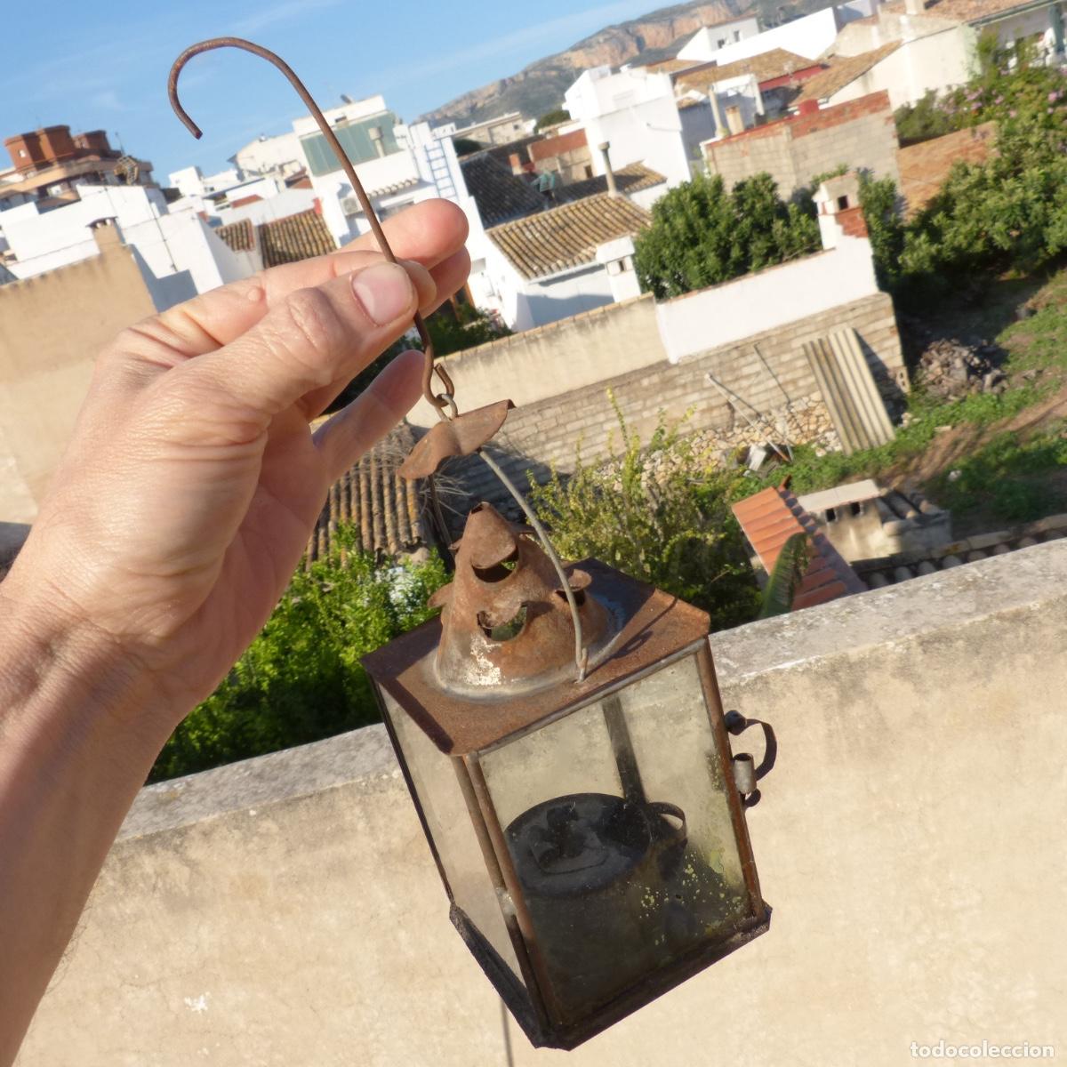 Antig&uuml;edades: Farolillo de aceite realizado por hojalatero. Con restos de aceite. 264gr, 15x8x8cm.