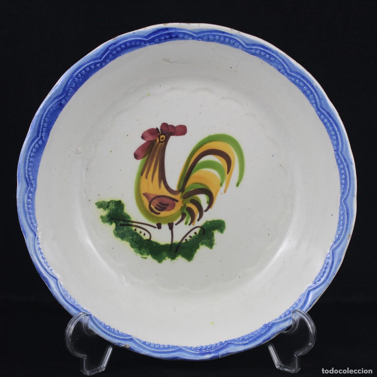 Antig&uuml;edades: Plato Antiguo Loza de Manises Gallo Borde Azul con relieves 25cm