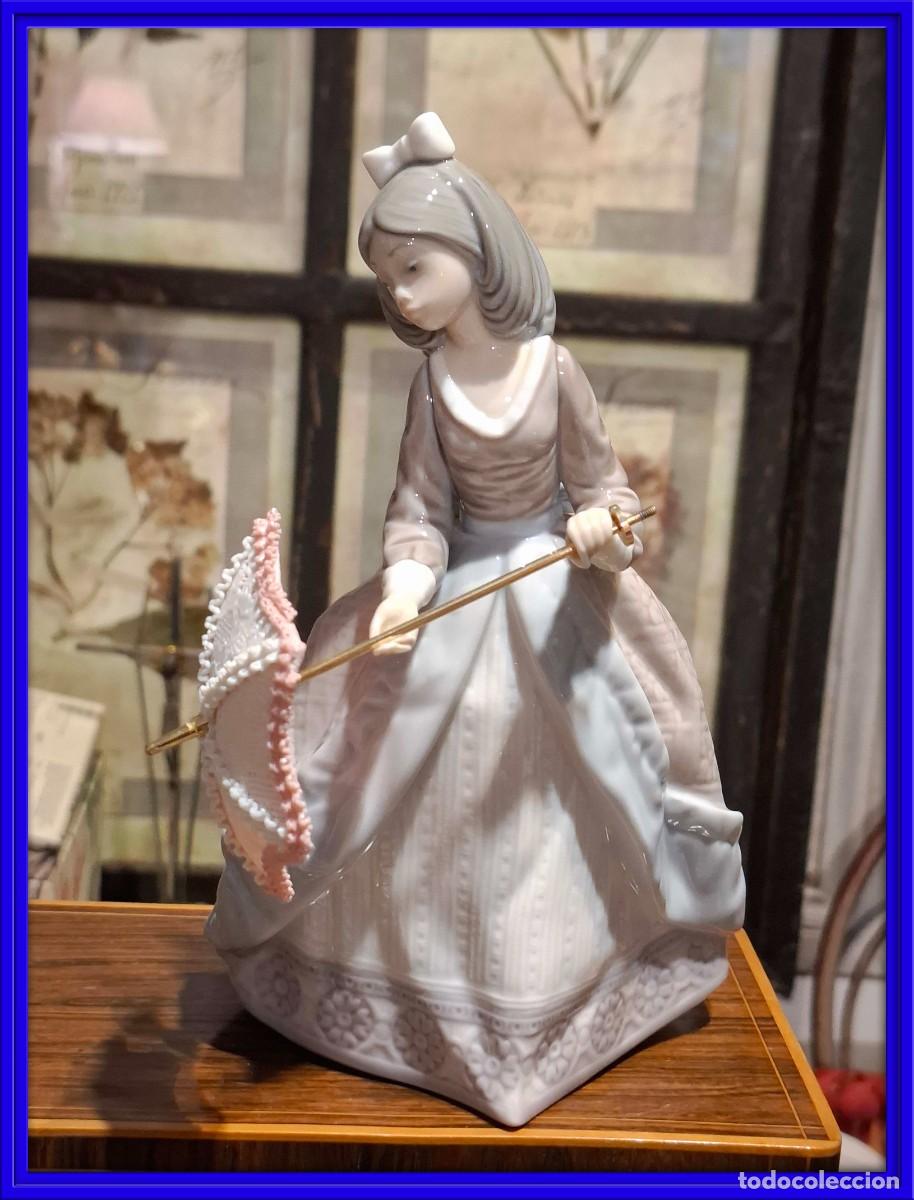 Antig&uuml;edades: FIGURA DE PORCELANA DE LLADRO DAMA CON PARAGUAS