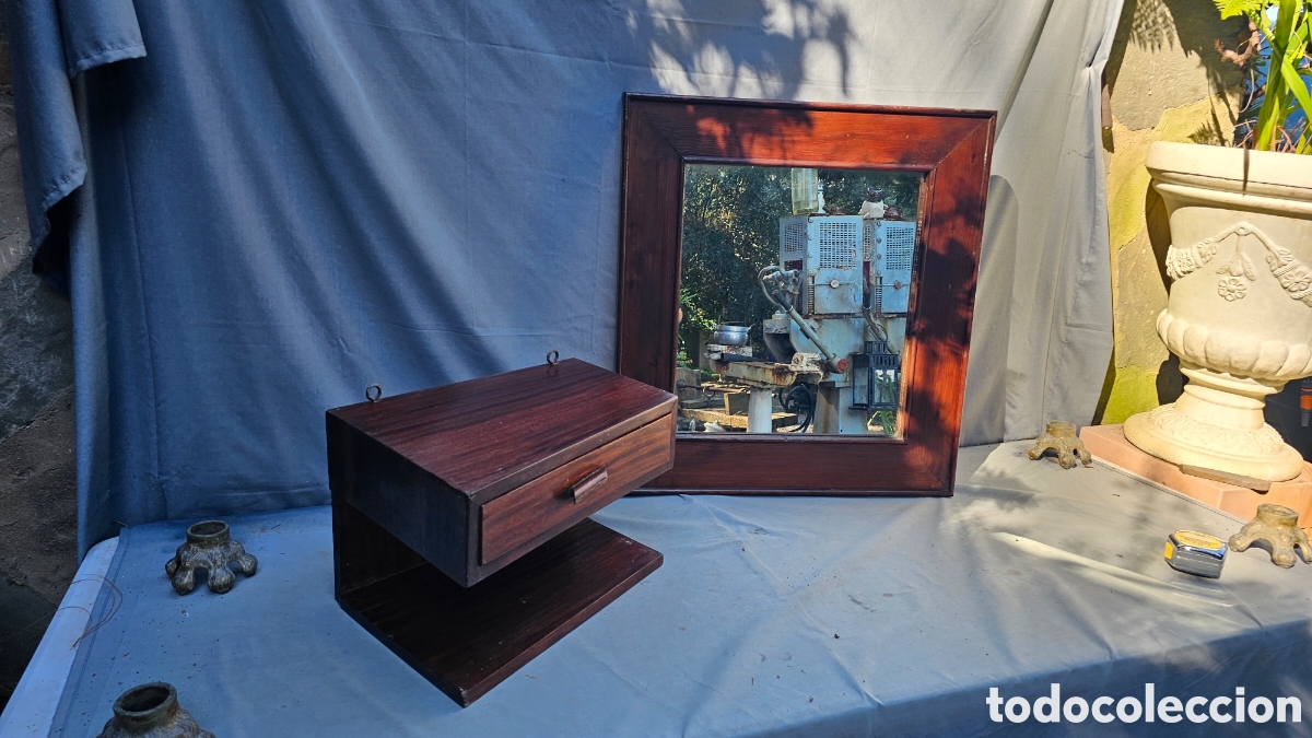 Antig&uuml;edades: ( Mid-Century Modern) mesa de noche flotante con espejo de madera de Palisandro