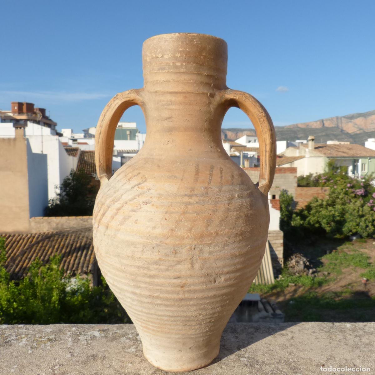 Antig&uuml;edades: Antiguo cantaro de ceramica tradicional decorado en rayas ocres, 38cm, 2562gr.