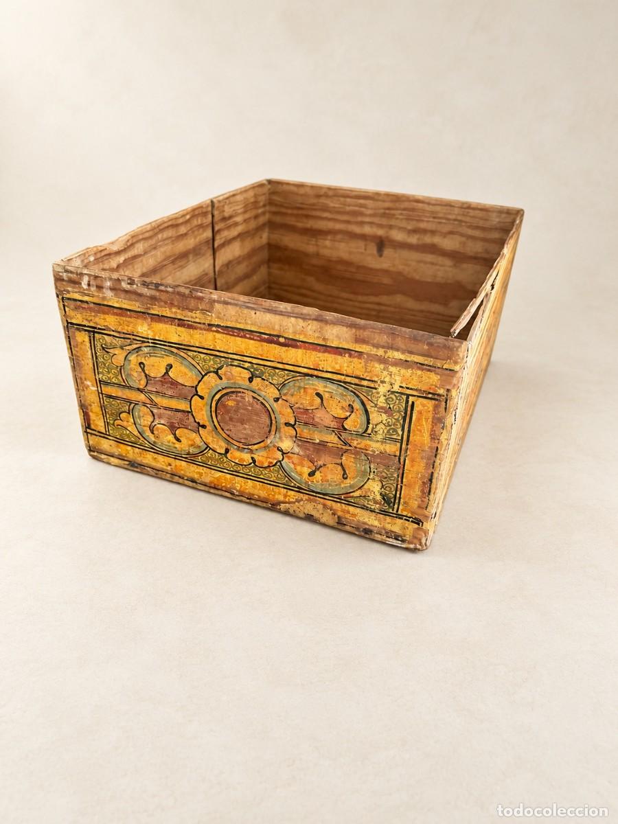 Antig&uuml;edades: CAJA DE MADERA DECORADA PARA FARMACIA O HERBOLARIO